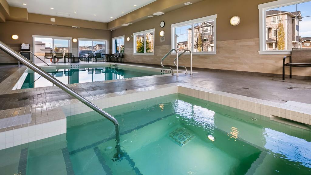 Best Western Plus Chestermere Hotel Bagian luar foto