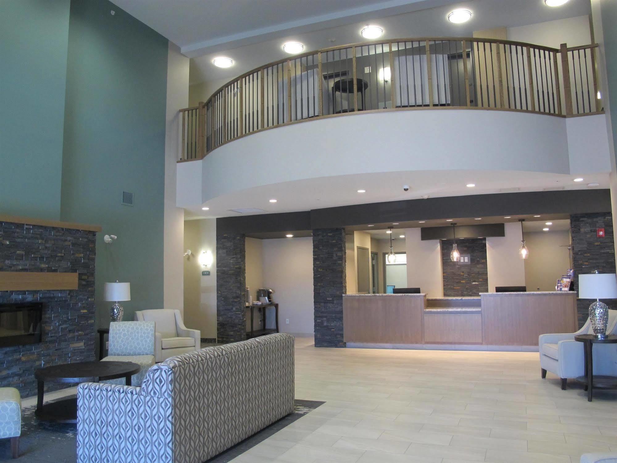 Best Western Plus Chestermere Hotel Bagian luar foto