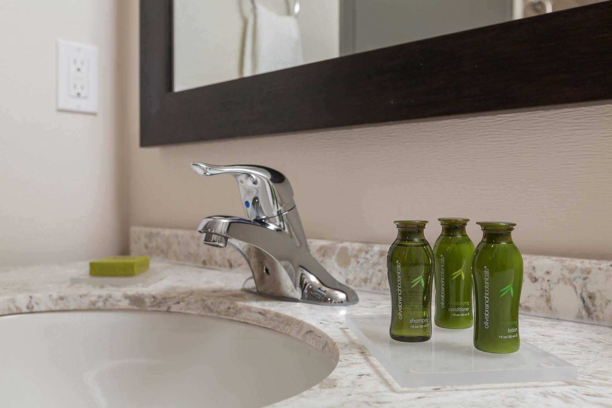 Best Western Plus Chestermere Hotel Bagian luar foto