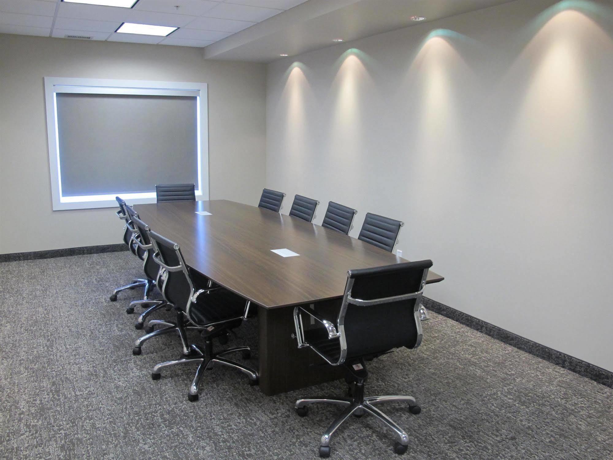 Best Western Plus Chestermere Hotel Bagian luar foto