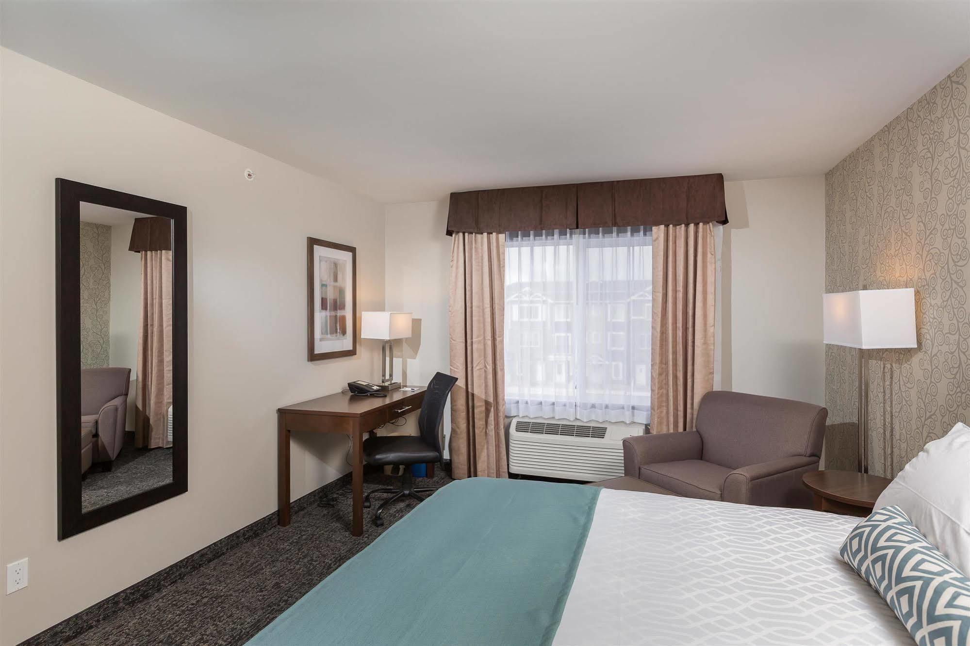 Best Western Plus Chestermere Hotel Bagian luar foto