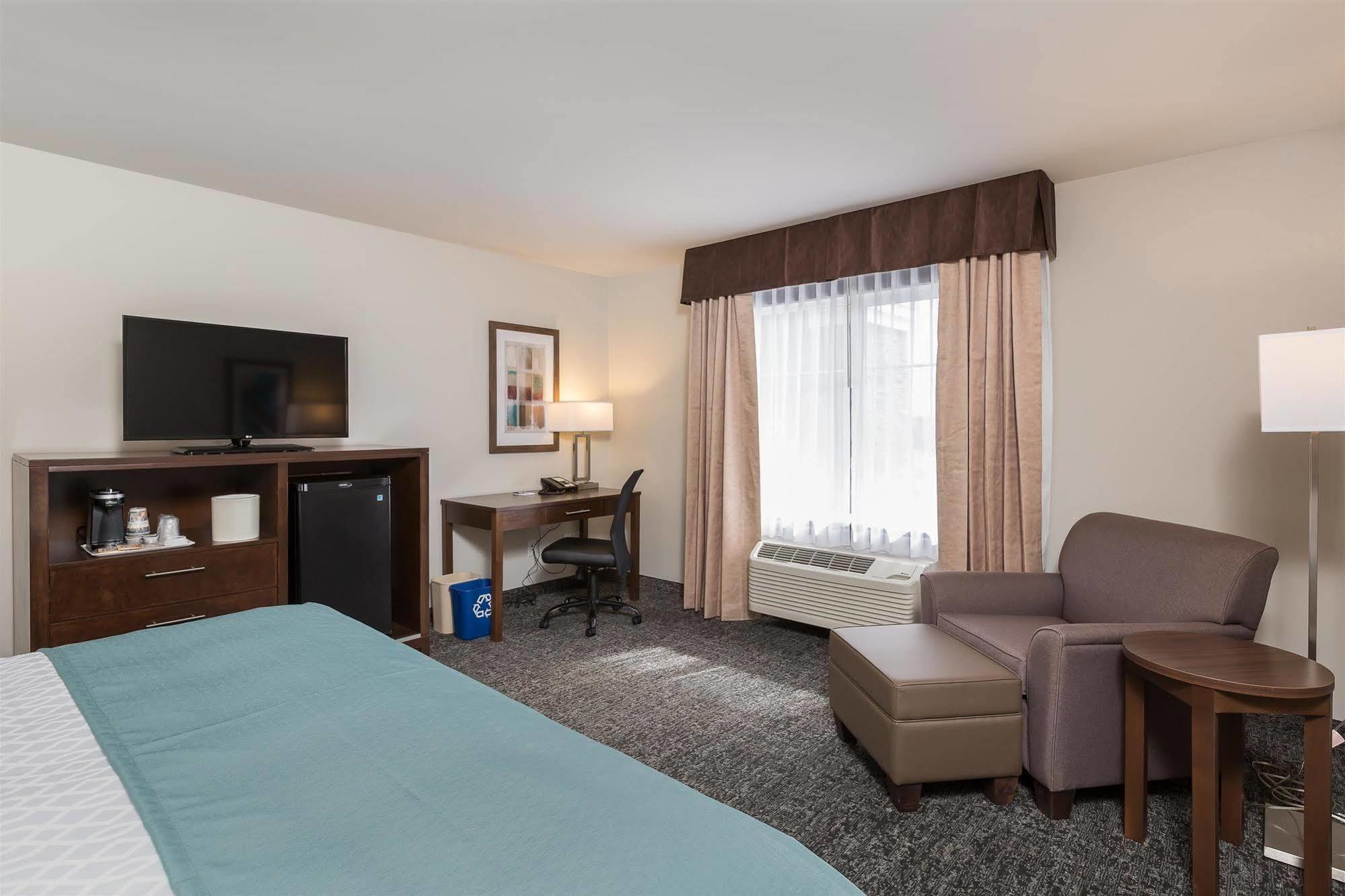 Best Western Plus Chestermere Hotel Bagian luar foto