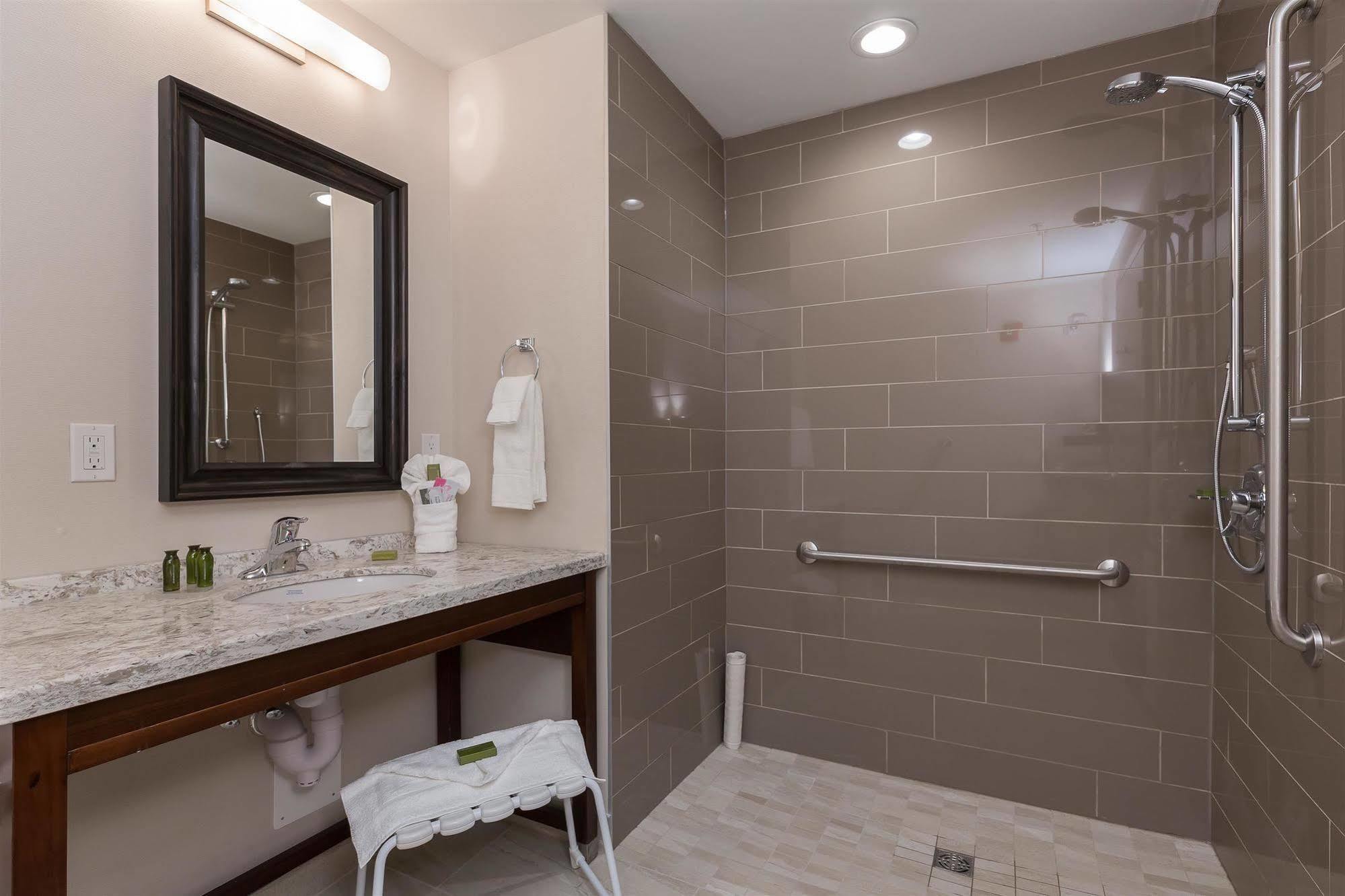 Best Western Plus Chestermere Hotel Bagian luar foto