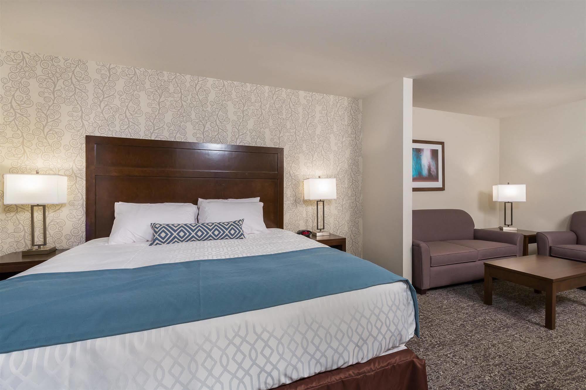 Best Western Plus Chestermere Hotel Bagian luar foto